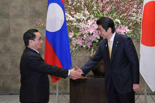 Photograph of Prime Minister Abe welcoming the Prime Minister of Laos