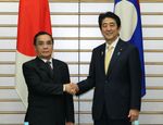 Photograph of Prime Minister Abe shaking hands with the Prime Minister of Laos