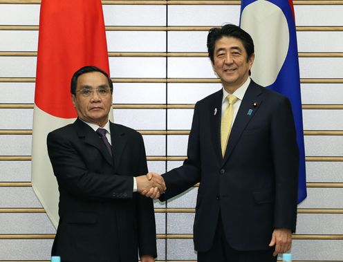 Photograph of Prime Minister Abe shaking hands with the Prime Minister of Laos