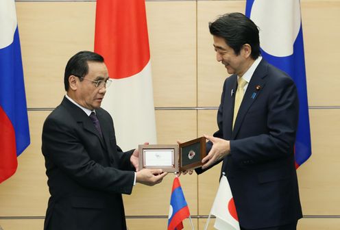 Photograph of the Prime Minister presenting a commemorative gift of currency