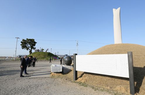 Photograph of the Prime Minister offering a silent bow in the Yuriage area of Natori City