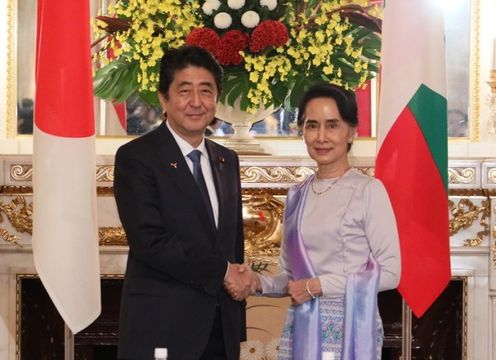 Photograph of the Prime Minister shaking hands with the State Counsellor of Myanmar