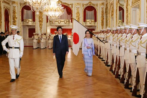 Photograph of the salute and the guard of honor (1)