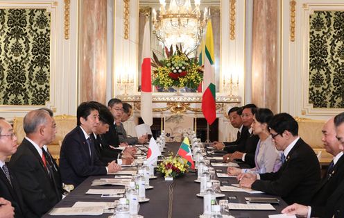 Photograph of the Prime Minister meeting with the State Counsellor of Myanmar