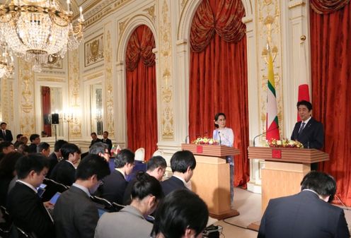 Photograph of the joint press announcement (1)