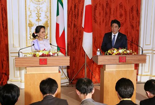 Photograph of the joint press announcement (2)