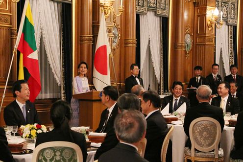 Photograph of the banquet hosted by the Prime Minister (2)