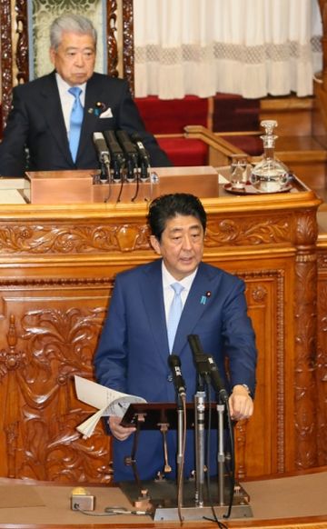 Photograph of the Prime Minister answering questions (3)