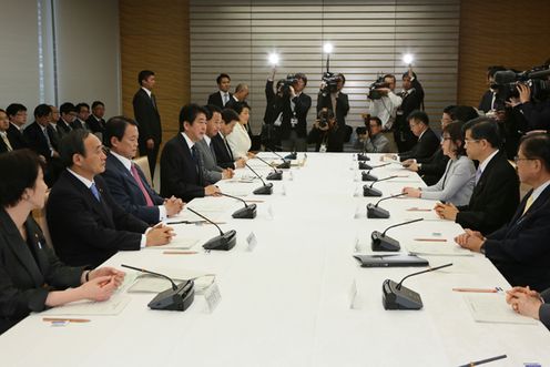 Photograph of the Prime Minister delivering an address (2)