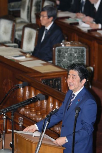 Photograph of the Prime Minister answering questions at the plenary session of the House of Representatives
