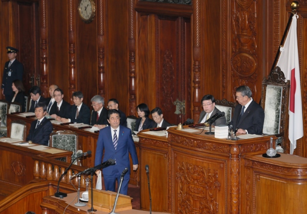 Photograph of the Prime Minister about to answer questions at the plenary session of the House of Representatives