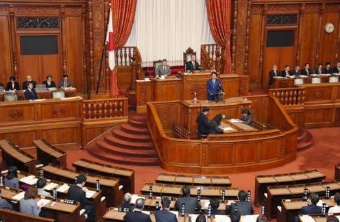 Photograph of the Prime Minister answering questions at the plenary session of the House of Councillors (2)