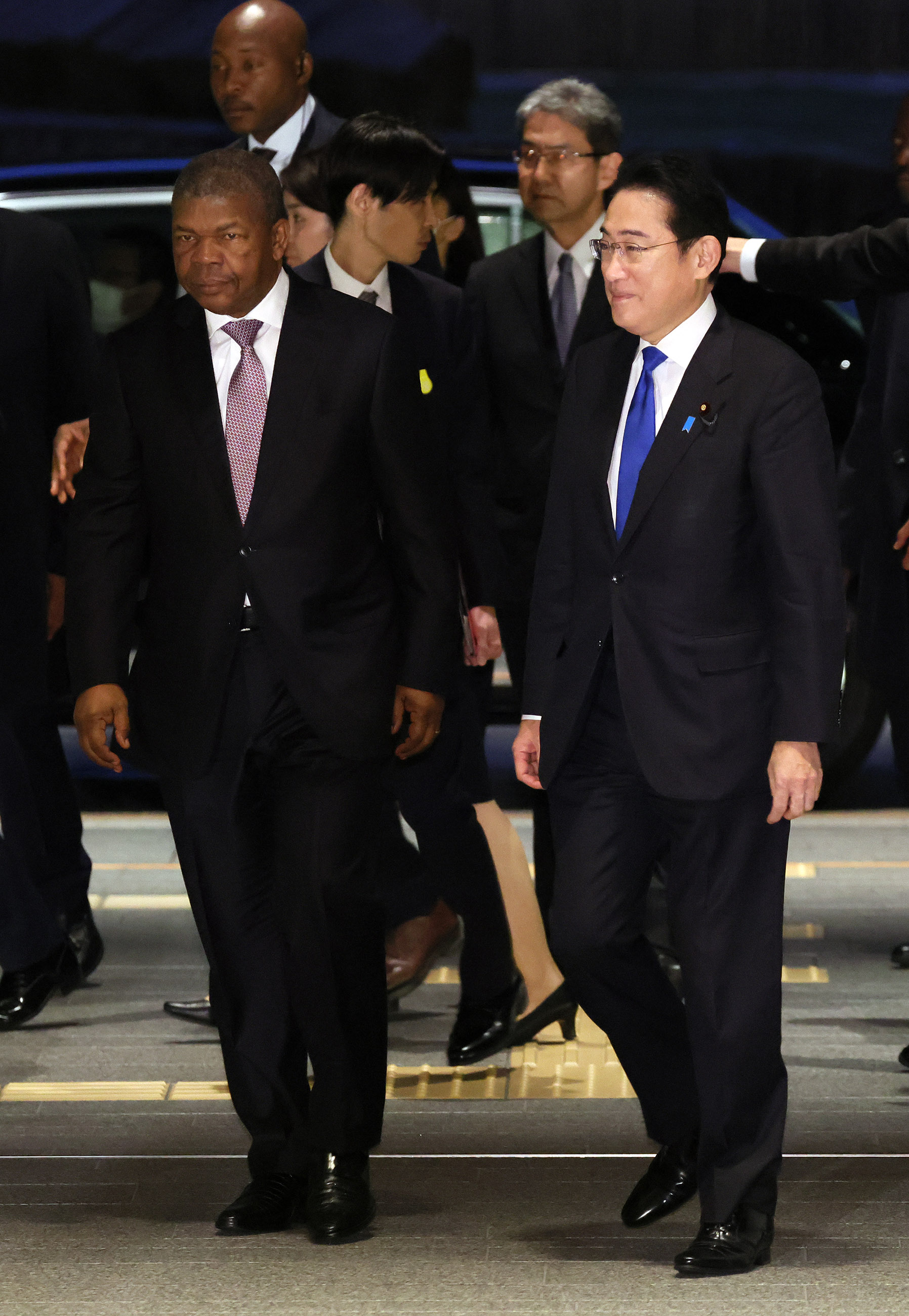 Prime Minister Kishida welcoming President Lourenço of Angola