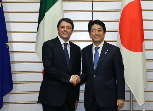 Photograph of the Prime Minister shaking hands with the Prime Minister of Italy