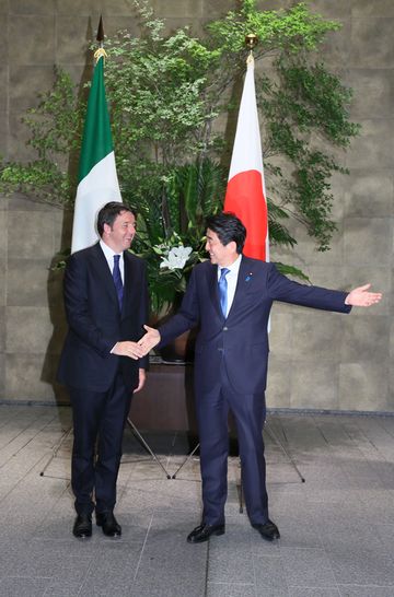 Photograph of the Prime Minister welcoming the Prime Minister of Italy
