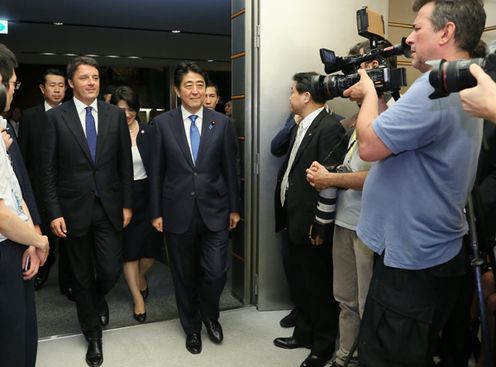 Photograph of the leaders about to attend the joint press announcement