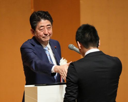 Photograph of the Prime Minister receiving the trainees’ declaration of determination