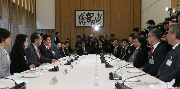Photograph of the meeting with the managers (1)