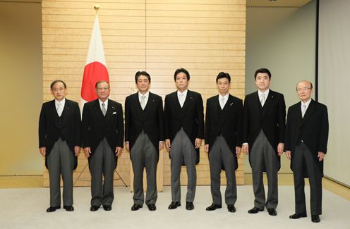 Photograph of the commemorative photograph session among the Prime Minister, Special Advisors to the Prime Minister, and others