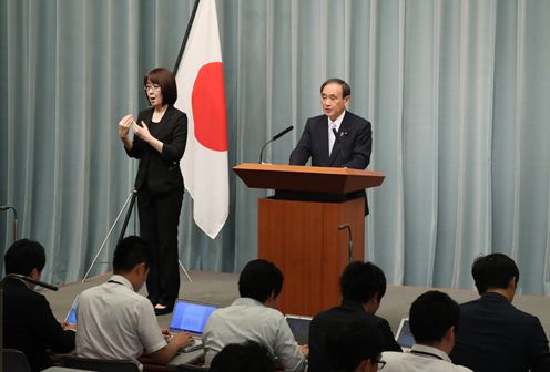 Photograph of the Chief Cabinet Secretary announcing the list of Cabinet members