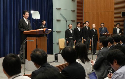 Photograph of the Prime Minister holding a press conference (1)