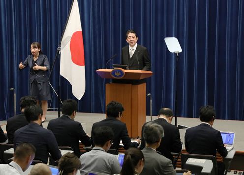 Photograph of the Prime Minister holding a press conference (2)