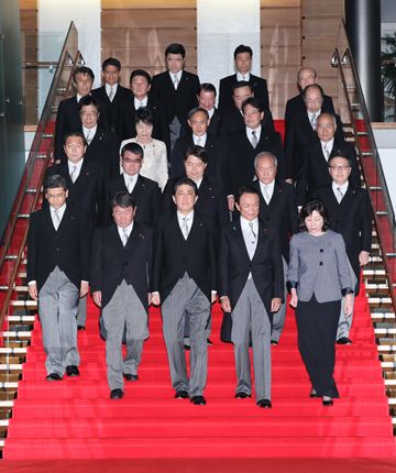 Photograph of the Prime Minister attending the commemorative photograph session