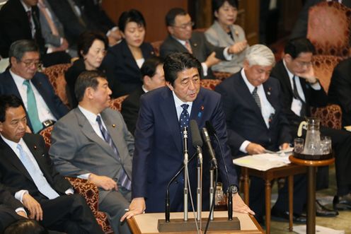 Photograph of the Prime Minister answering questions at the meeting of the Budget Committee of the House of Councillors