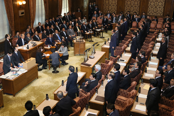 Photograph of the vote at the meeting of the Budget Committee of the House of Councillors
