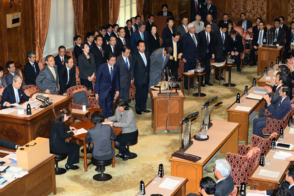 Photograph of the Prime Minister bowing after the vote at the meeting of the Budget Committee of the House of Councillors