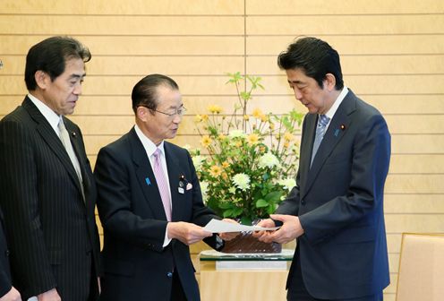 Photograph of the Prime Minister receiving the written request (1)