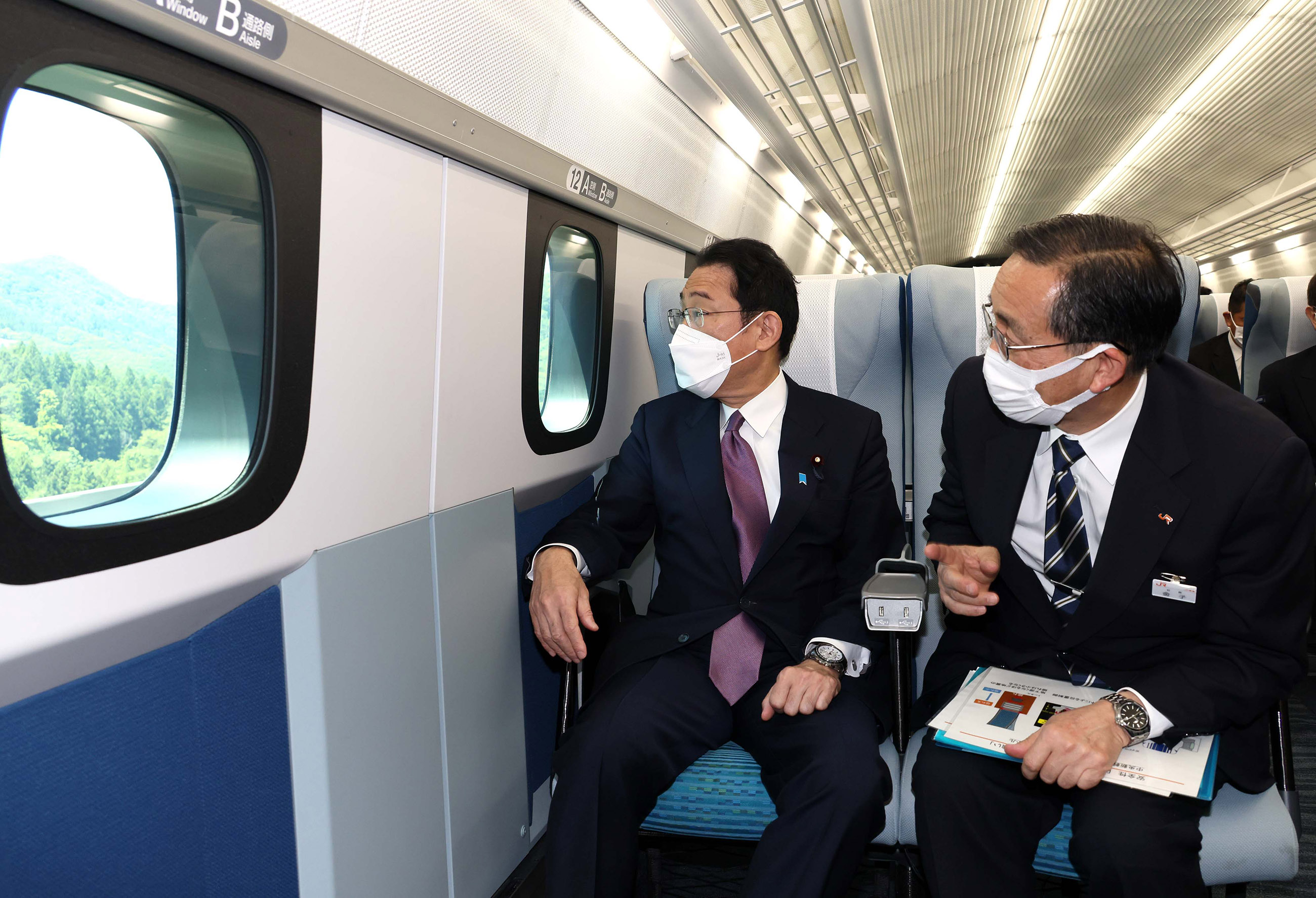 Photograph of the Prime Minister visiting the Yamanashi Maglev Test Track (4)