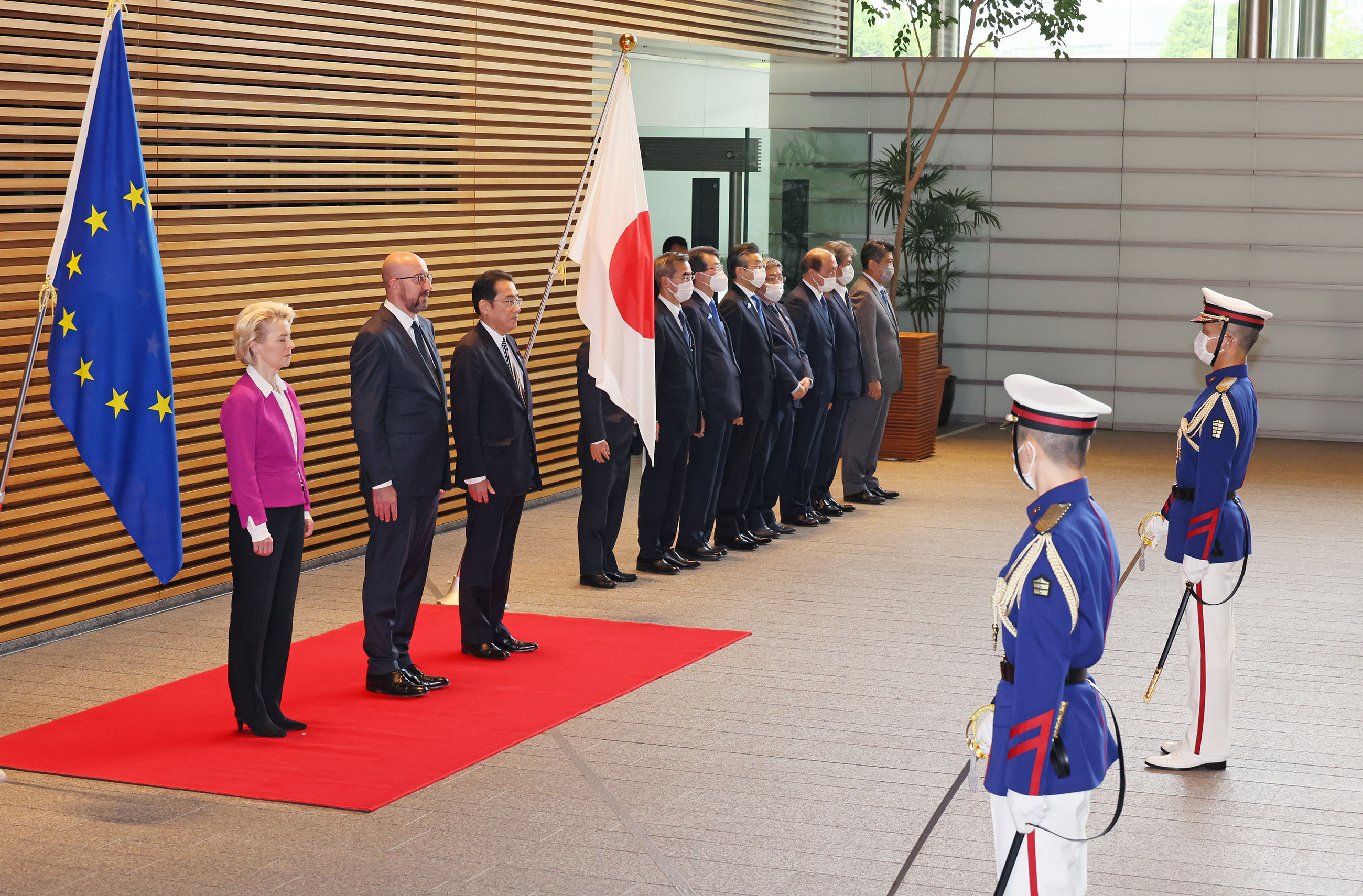 Photograph of a salute and the guard of honor ceremony (3)
