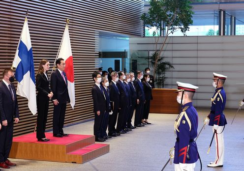 Photograph of a salute and the guard of honor ceremony (2)