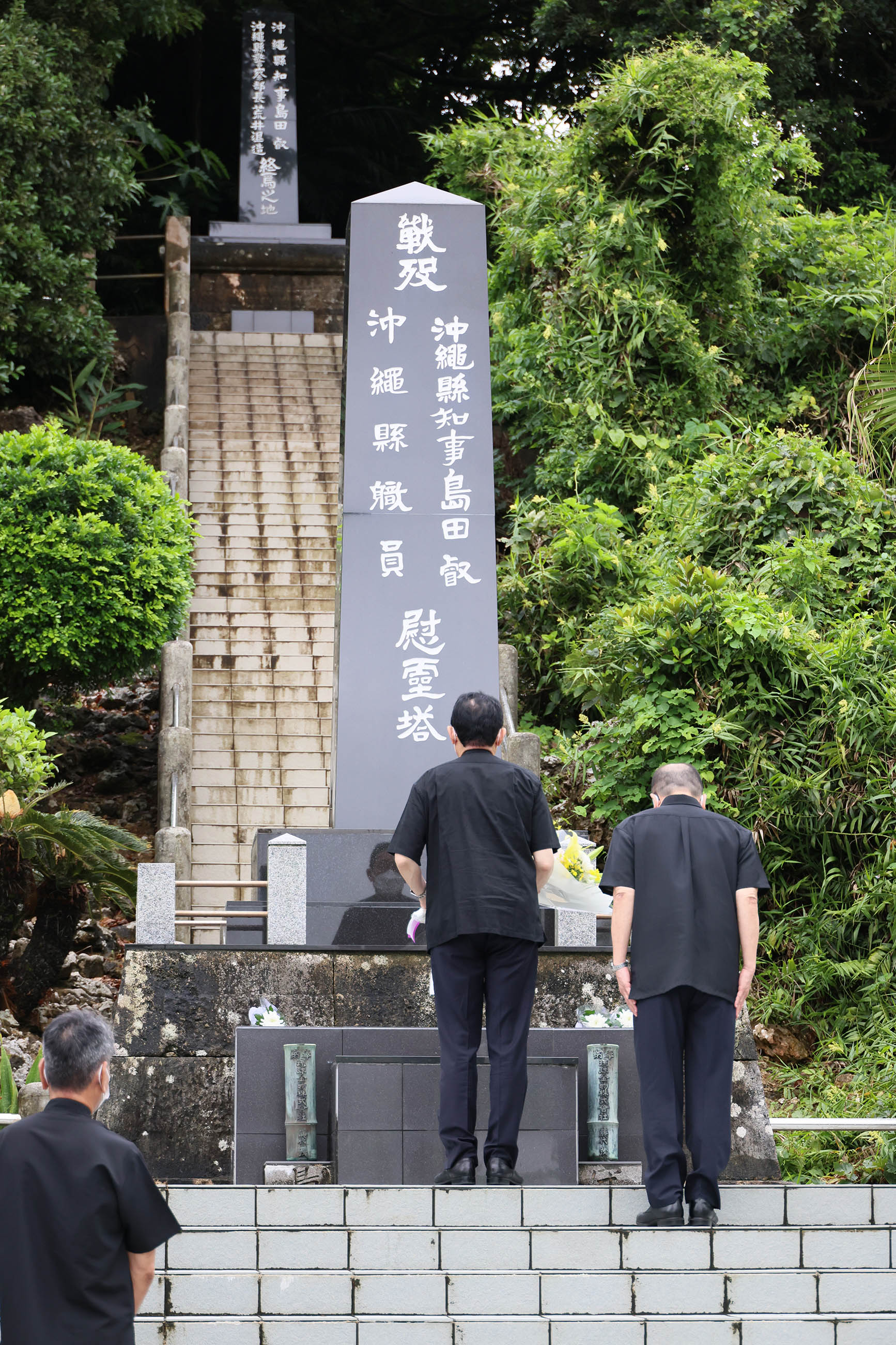 Photograph of the Prime Minister offering flowers at the Shimamori Monument (1)