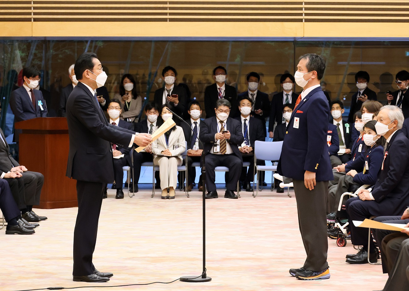 Photograph of the Prime Minister presenting a certificate of appreciation (3)