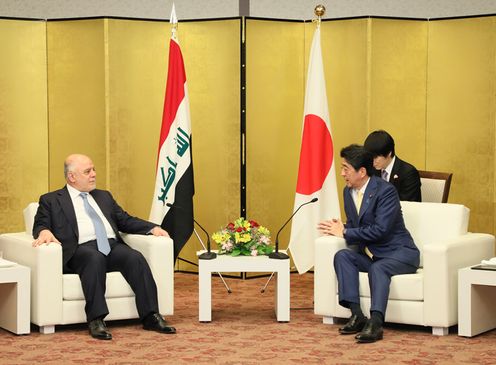 Photograph of the Prime Minister holding a talk with the Prime Minister of Iraq