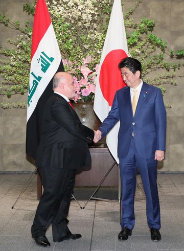 Photograph of the Prime Minister welcoming the Prime Minister of Iraq