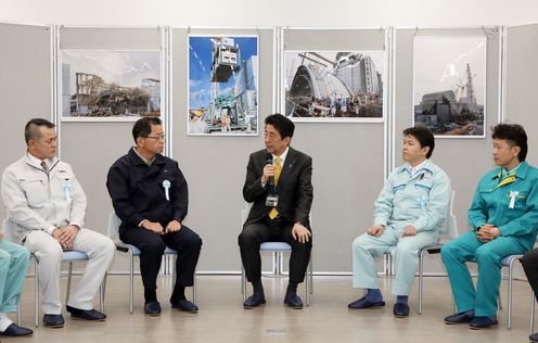 Photograph of the Prime Minister conversing at TEPCO Fukushima Daiichi Nuclear Power Station
