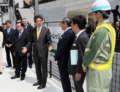 Photograph of the Prime Minister visiting J-Village (2)