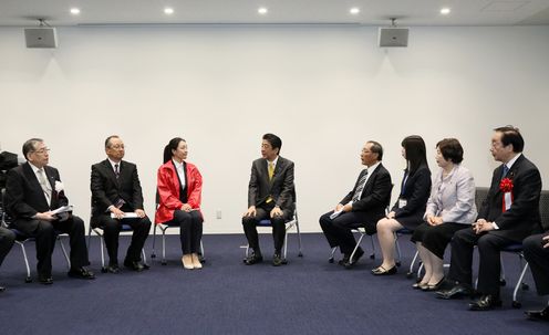 Photograph of the Prime Minister conversing at the new Okuma Town Hall building