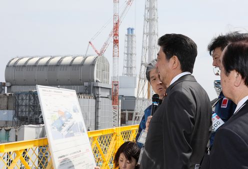Photograph of the Prime Minister visiting TEPCO Fukushima Daiichi Nuclear Power Station