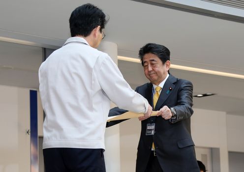 Photograph of the Prime Minister presenting a letter of appreciation