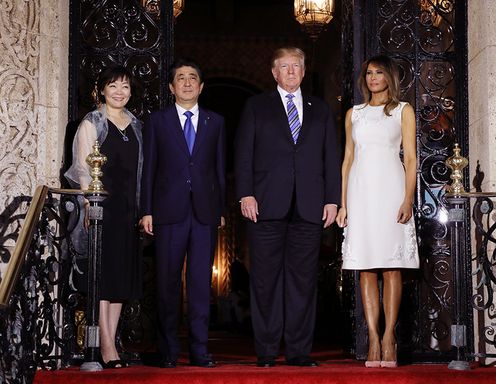 Photograph of the commemorative photograph session prior to dinner