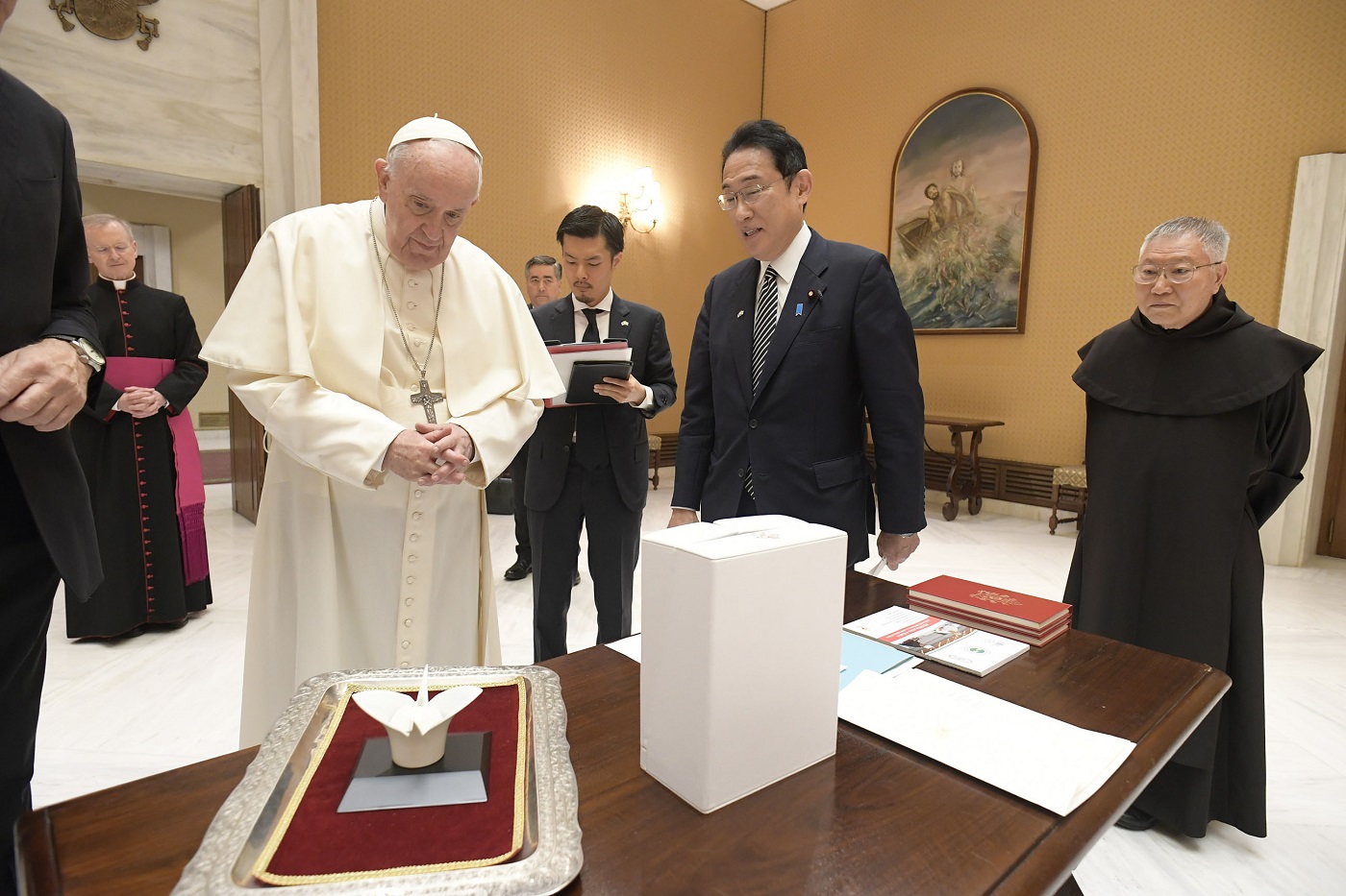 Photograph of the Prime Minister having an audience with Pope Francisco (photo courtesy of VaticanMedia) (2)