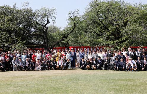 Photograph of the Prime Minister having a photograph taken with guests