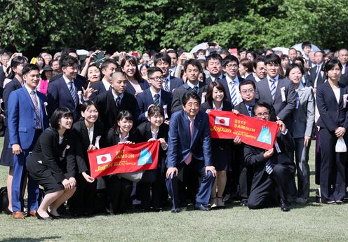 Photograph of the Prime Minister having a photograph taken with guests