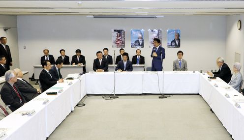 Photograph of the Prime Minister delivering an address at a meeting with families of abductees