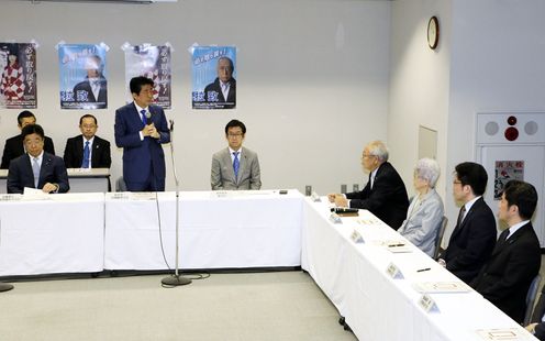 Photograph of the Prime Minister delivering an address at a meeting with families of abductees