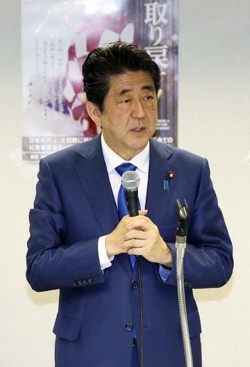 Photograph of the Prime Minister delivering an address at a meeting with families of abductees